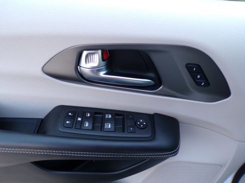 Used 2023 Chrysler Pacifica Touring-L image 15