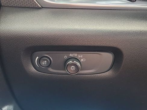 Used 2022 Chevrolet Traverse Premier FWD image 23