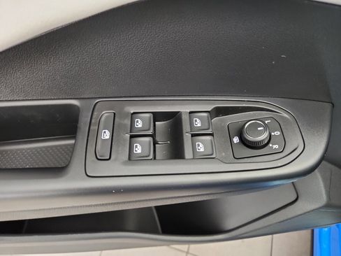 New 2026 Volkswagen Taos SE FWD image 9