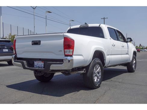 Used 2018 Toyota Tacoma SR5 RWD image 4