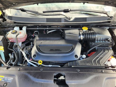 Used 2025 Chrysler Pacifica Limited image 36