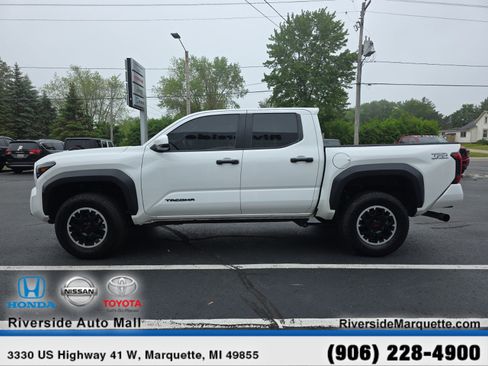 Used 2024 Toyota Tacoma TRD Off-Road AWD/4WD image 5