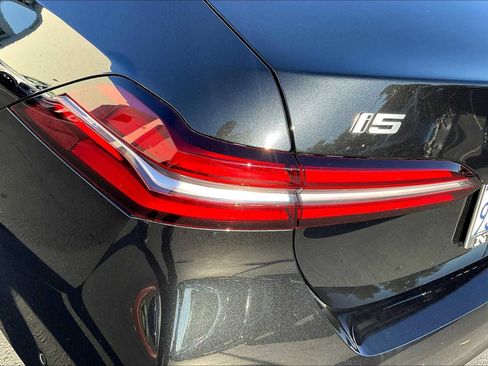 Used 2024 BMW i5 eDrive40i w/ Premium Package image 32