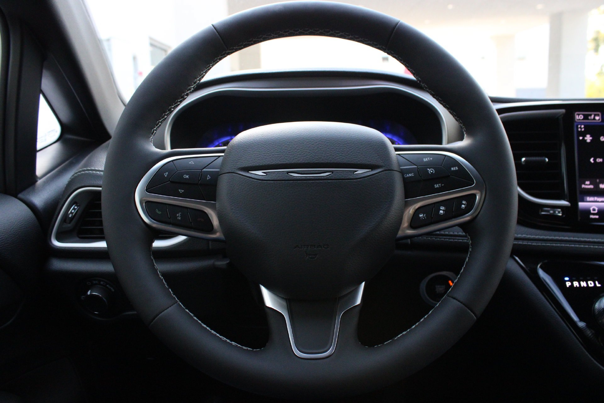 New 2027 Chrysler Pacifica Select FWD image 30