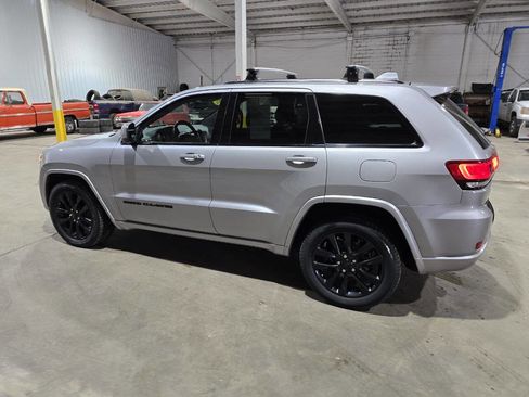 Used 2017 Jeep Grand Cherokee Altitude image 7