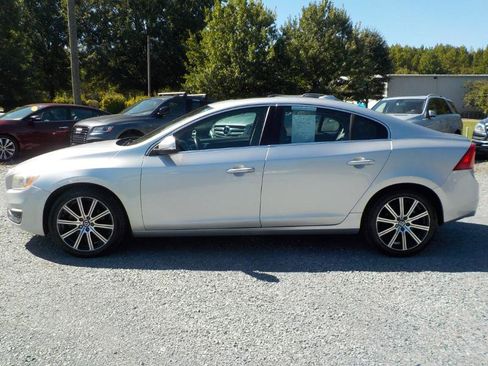 Used 2016 Volvo S60 T5 Premier image 2