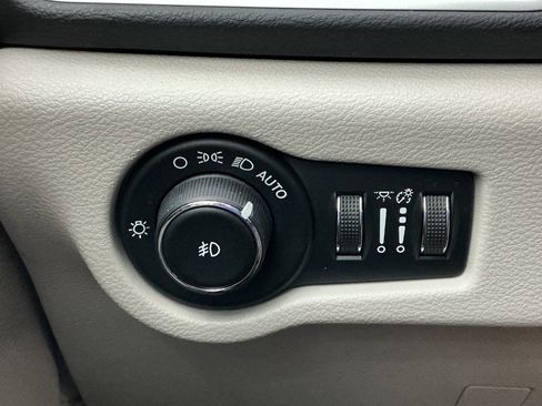 Used 2020 Chrysler Pacifica Touring w/ Advanced Safetytec Group FWD image 37