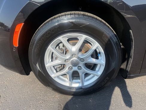 Used 2020 Chrysler Pacifica Touring w/ Advanced Safetytec Group FWD image 10