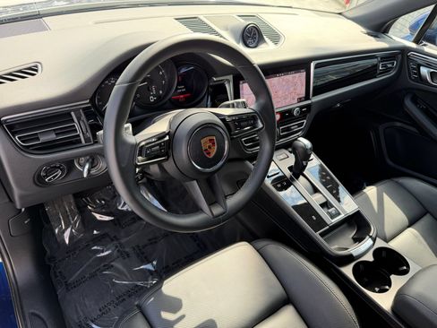 Certified 2023 Porsche Macan AWD/4WD image 4