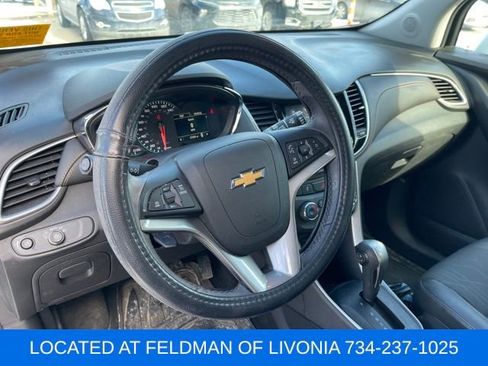 Used 2022 Chevrolet Trax LT w/ LT Convenience Package image 7