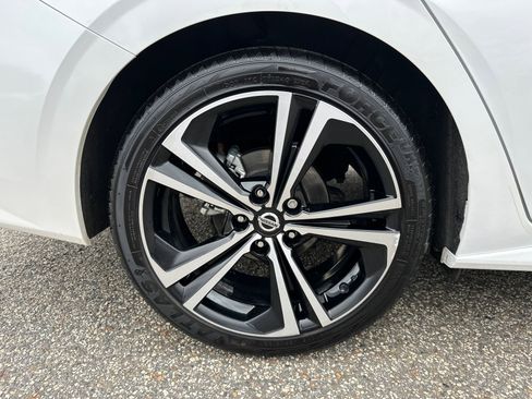 Certified 2022 Nissan Sentra SR w/ Lighting Package image 17