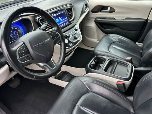 Used 2017 Chrysler Pacifica Touring-L image 11