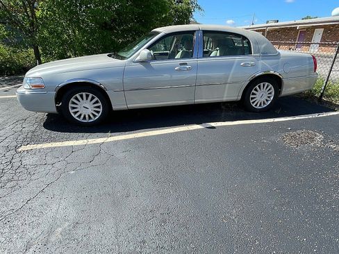 Used 2005 Lincoln Town Car Signature RWD image 7