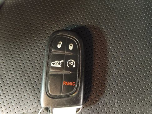 Used 2019 Jeep Cherokee Limited image 32