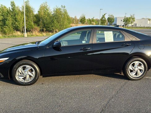 Used 2024 Hyundai Elantra SE FWD image 12