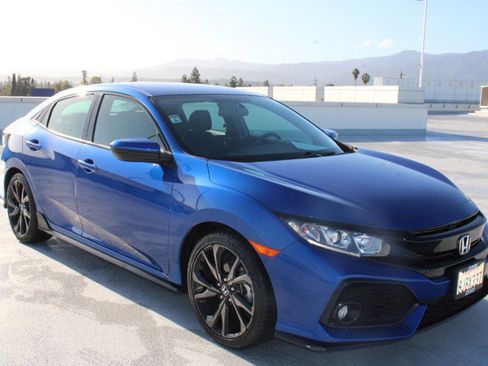 Used 2018 Honda Civic Sport image 2