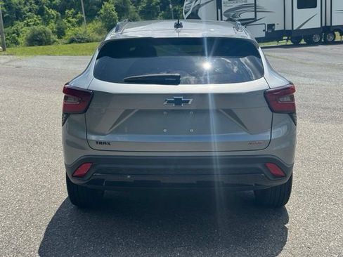 Used 2025 Chevrolet Trax RS w/ Sunroof Package FWD image 3