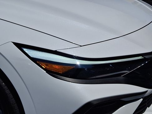 Certified 2025 Hyundai Elantra Sport FWD image 9