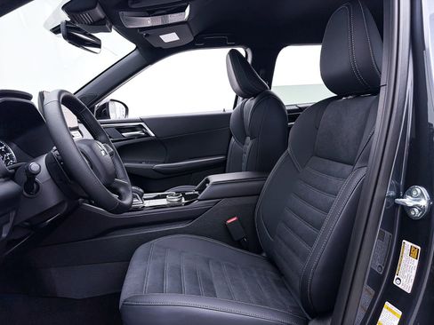 New 2026 Mitsubishi Outlander LE FWD image 13