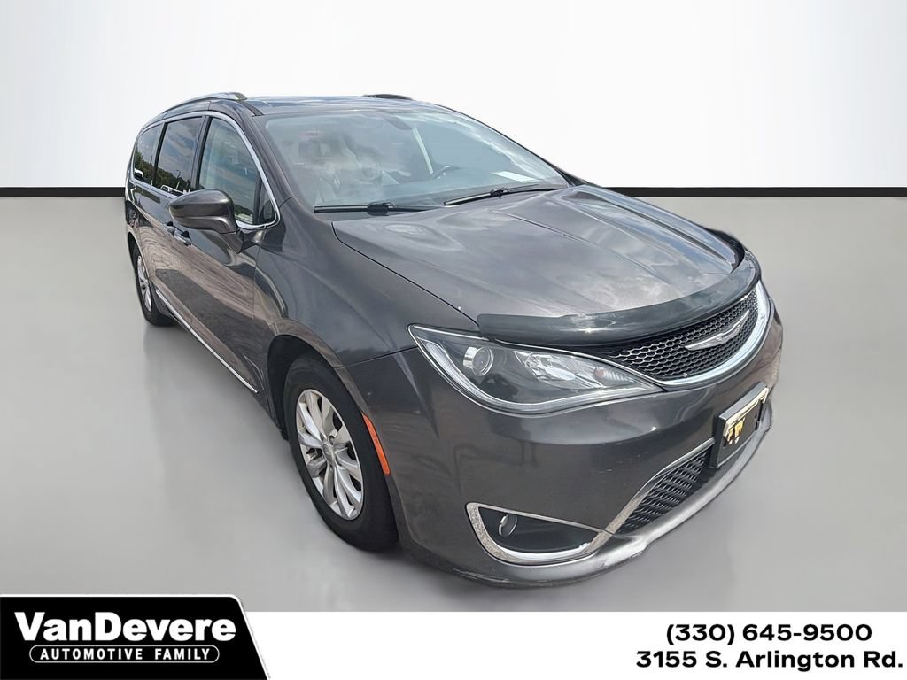 Used 2018 Chrysler Pacifica Touring-L FWD image 1