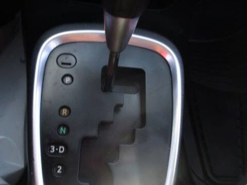 Used 2015 Toyota Yaris L image 9