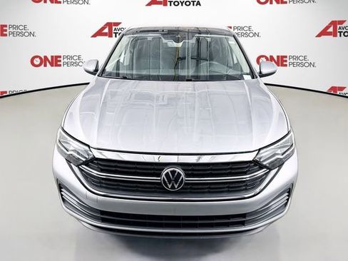 Used 2024 Volkswagen Jetta SE w/ Panoramic Sunroof Package FWD image 2