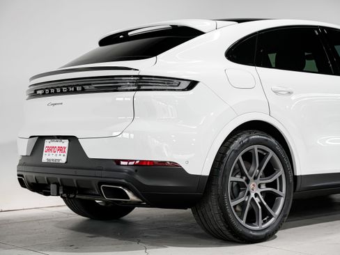 Used 2024 Porsche Cayenne w/ Premium Package Plus image 42