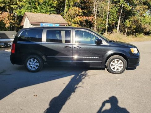 Used 2011 Chrysler Town & Country Touring image 7