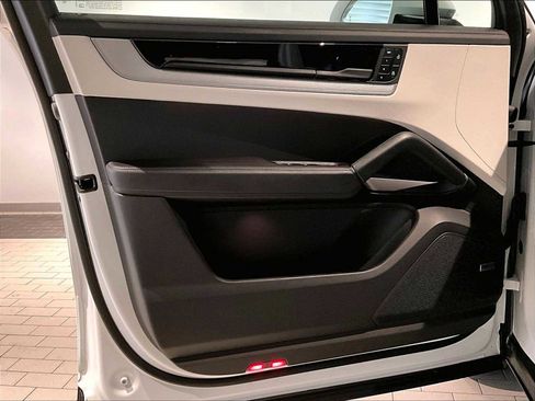 Used 2025 Porsche Cayenne image 26