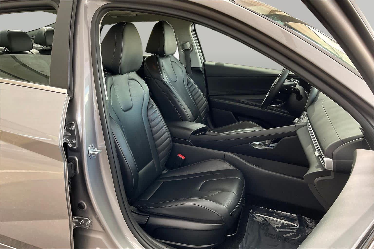 Certified 2025 Hyundai Elantra Limited FWD image 9