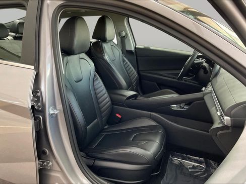 Certified 2025 Hyundai Elantra Limited FWD image 9