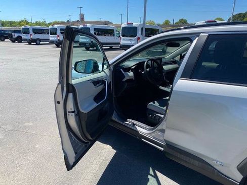 Used 2022 Toyota RAV4 XLE AWD/4WD image 10