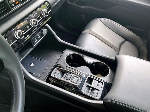 Used 2025 Honda Pilot Touring image 17