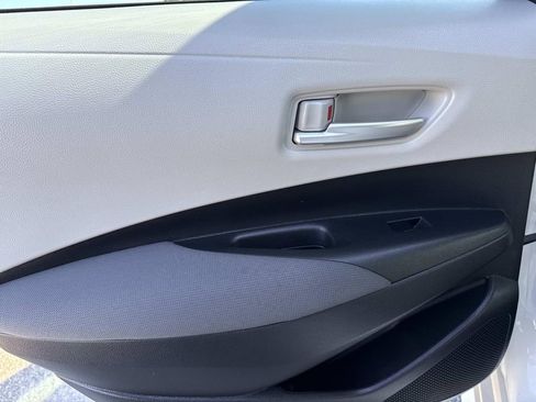 Used 2020 Toyota Corolla LE image 12