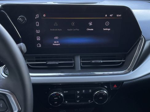 Used 2025 Chevrolet Trax LT w/ LT Convenience Package image 17