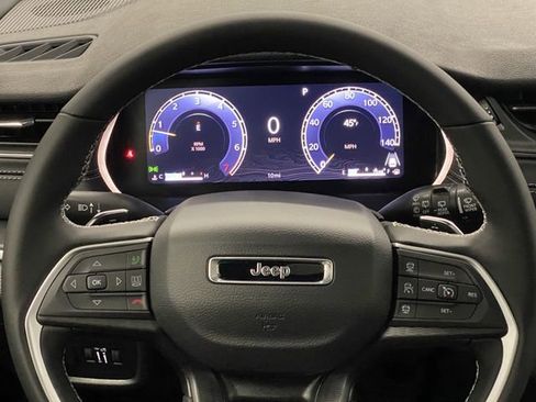 New 2025 Jeep Grand Cherokee Altitude image 17