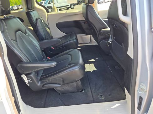 Used 2023 Chrysler Pacifica Touring-L FWD image 15