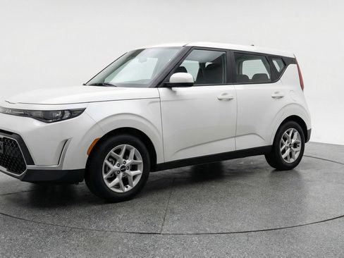 Used 2025 Kia Soul LX w/ LX Technology Package image 3