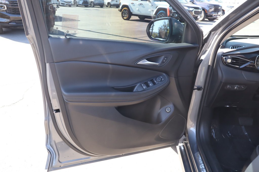 Used 2022 Buick Encore GX Select w/ Sport Touring Package FWD image 19