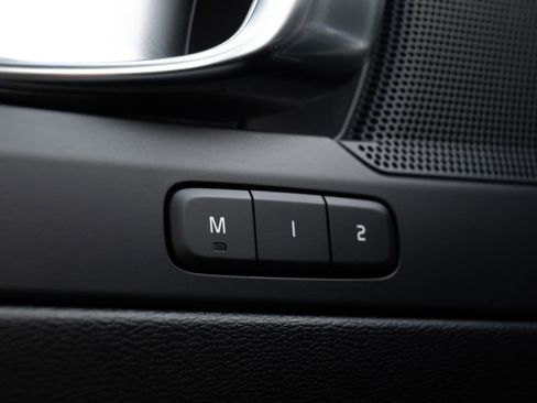 Used 2023 Volvo XC40 B5 Plus image 31