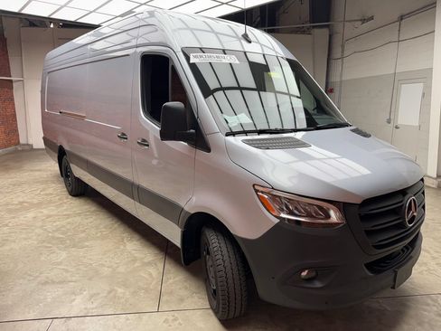 Used 2025 Mercedes-Benz Sprinter 3500 image 9