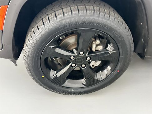 Used 2023 Jeep Grand Cherokee Altitude image 11