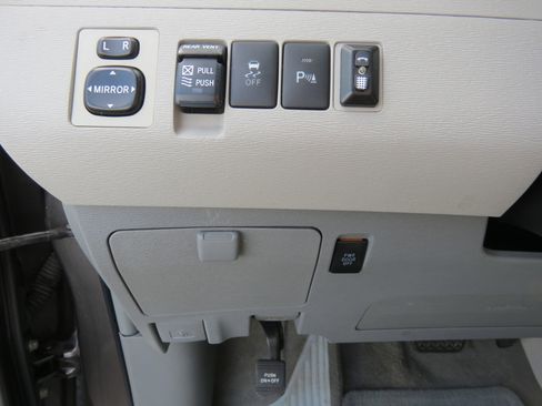 Used 2012 Toyota Sienna XLE image 18