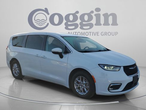 Used 2023 Chrysler Pacifica Touring-L FWD image 5