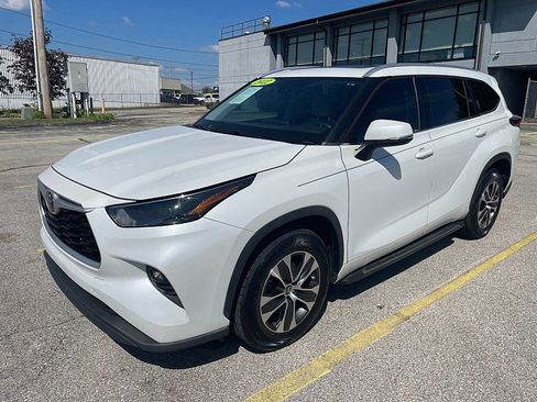 Used 2022 Toyota Highlander XLE image 3