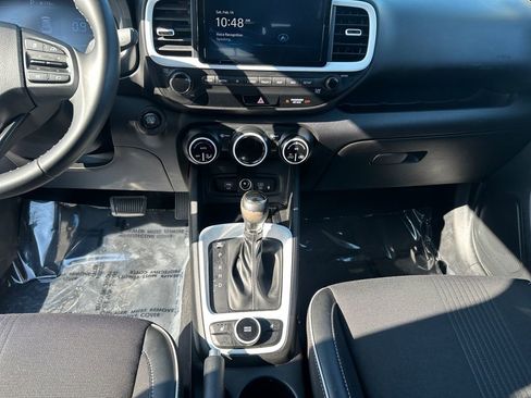 Used 2023 Hyundai Venue Limited image 10