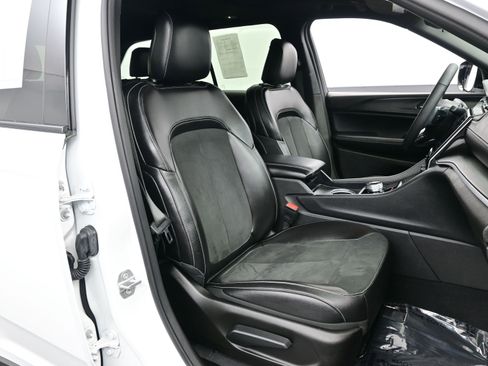 Used 2024 Jeep Grand Cherokee Altitude image 14