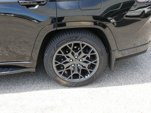 Used 2024 Jeep Grand Cherokee L Summit AWD/4WD image 4