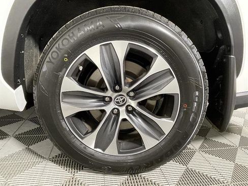 Used 2023 Toyota Highlander XLE AWD/4WD image 25