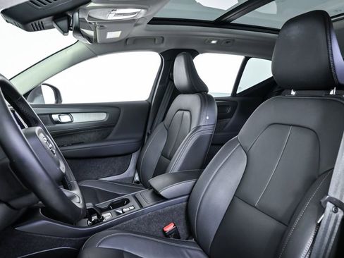 Certified 2025 Volvo XC40 B5 Core image 7